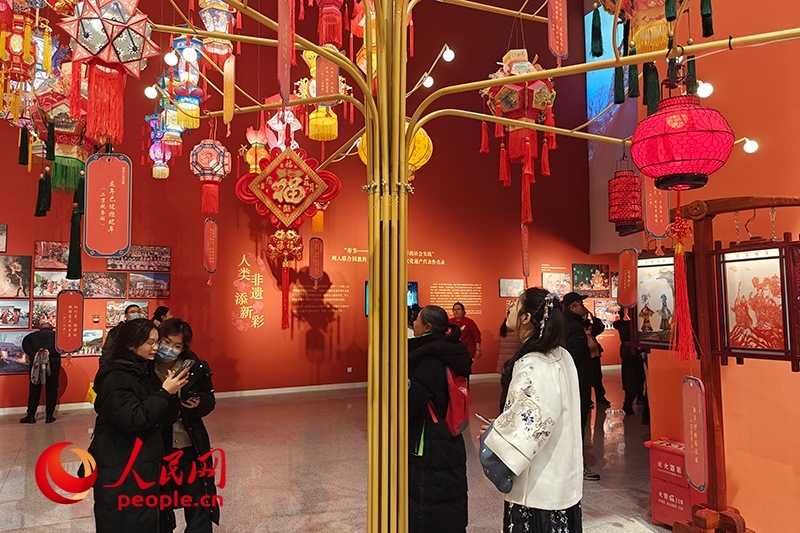 12月21日，觀眾正在參觀“過年——春節(jié)主題展”。人民網(wǎng)記者 韋衍行攝