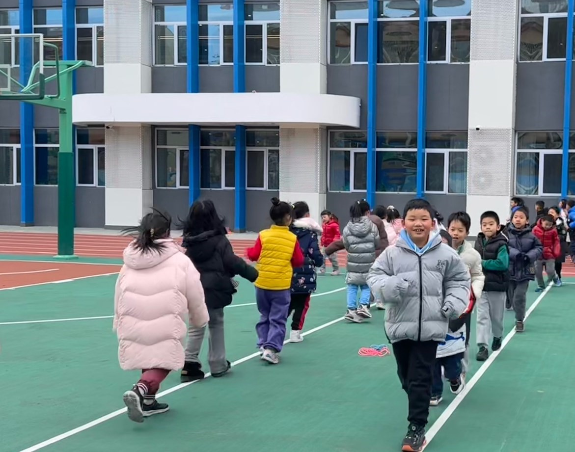 一年級的同學(xué)課間跑步 。學(xué)校供圖