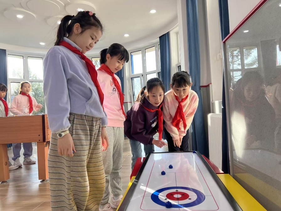 學(xué)生們在少先隊(duì)大廳進(jìn)行課間活動(dòng)。人民網(wǎng) 白炅攝