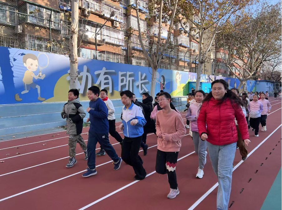 學(xué)生們在班主任陪同下跑步。人民網(wǎng) 白炅攝