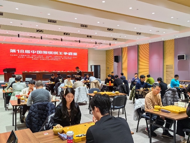 棋手在比賽中。人民網記者 李乃妍攝