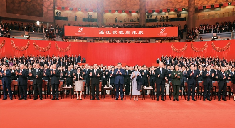 2024年12月19日晚，慶祝澳門回歸祖國(guó)25周年文藝晚會(huì)在澳門東亞運(yùn)動(dòng)會(huì)體育館舉行。中共中央總書記、國(guó)家主席、中央軍委主席習(xí)近平觀看演出。晚會(huì)最后，習(xí)近平同全場(chǎng)觀眾一起高唱《歌唱祖國(guó)》。 新華社記者 丁林/攝