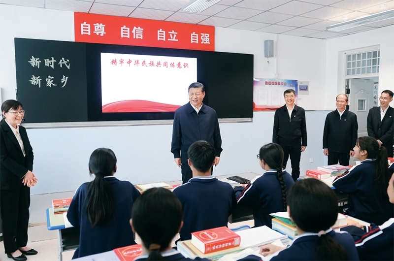 2024年6月18日至19日，中共中央總書記、國(guó)家主席、中央軍委主席習(xí)近平在青?？疾?。這是18日下午，習(xí)近平在果洛西寧民族中學(xué)高一（1）班觀摩“新時(shí)代、新家鄉(xiāng)”主題思政課。 新華社記者 鞠鵬/攝