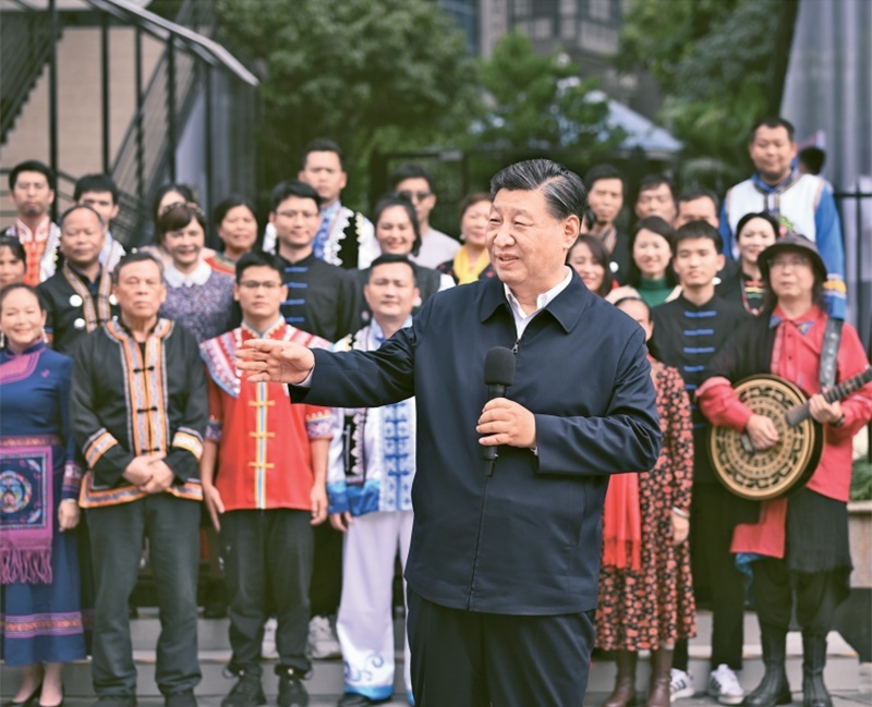 2023年12月14日至15日，中共中央總書記、國(guó)家主席、中央軍委主席習(xí)近平在廣西考察。這是14日上午，習(xí)近平在南寧市良慶區(qū)蟠龍社區(qū)考察時(shí)，同社區(qū)各族群眾親切交流。 新華社記者 燕雁/攝