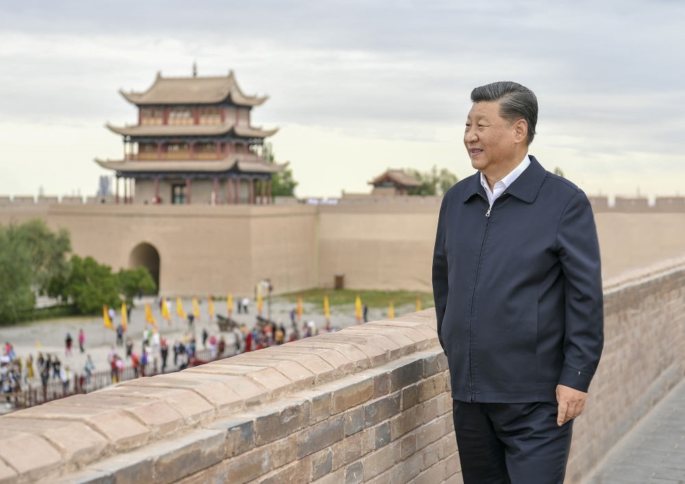 2019年8月20日上午，習(xí)近平總書記來到嘉峪關(guān)關(guān)城，登上城樓察看關(guān)城整體面貌，聽取河西走廊長城、關(guān)隘歷史文化情況介紹。新華社記者 謝環(huán)馳 攝