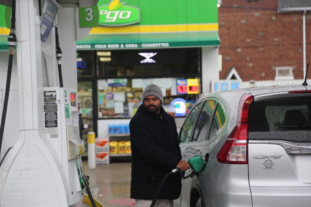 2024年12月11日，一名男子在美國(guó)紐約一處加油站加油。新華社記者劉亞南 攝