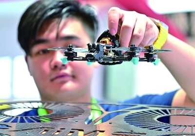 在首屆晉江科技成果轉(zhuǎn)化對(duì)接洽談會(huì)智能裝備展位，工作人員在展示無人機(jī)研究成果。新華社發(fā)