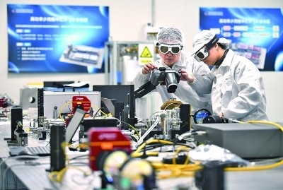 科研人員在中國(guó)科學(xué)院西安光學(xué)精密機(jī)械研究所阿秒科學(xué)與技術(shù)研究中心做實(shí)驗(yàn)。新華社發(fā)