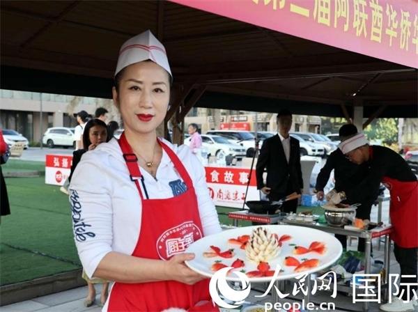 一名參賽選手展示冷盤“荷塘月色”。人民網(wǎng)記者 管克江攝