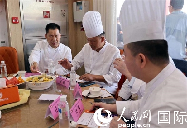 評(píng)委正在品嘗菜品并打分。人民網(wǎng)記者 管克江攝