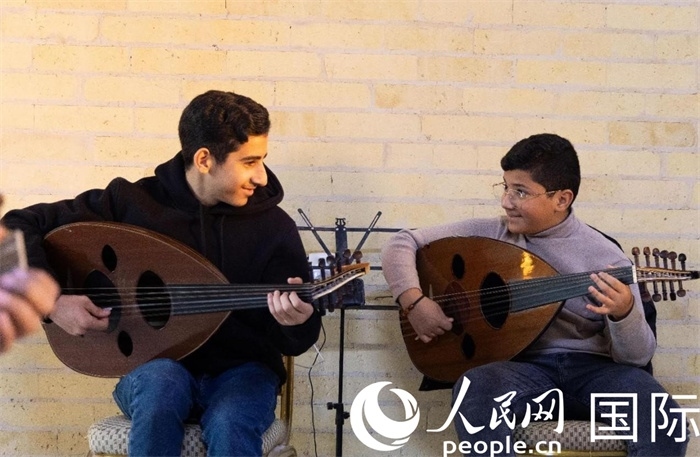 兩名年輕的烏德琴學(xué)員。人民網(wǎng) 伊納斯·易卜拉欣攝