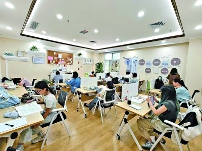 廣東深圳市龍崗區(qū)黨群服務(wù)中心開設(shè)的共享自習(xí)室一景。受訪者供圖