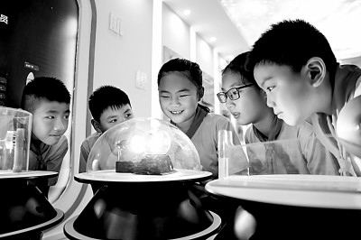 江西省南昌市青云客航天科創(chuàng)空間青少年科普館，孩子們在觀察光壓傳動(dòng)試驗(yàn)。鮑贛生攝/光明圖片