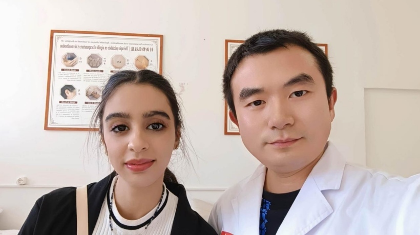 康復后的阿斯瑪與中國醫(yī)生梁敏。中國援阿爾及利亞醫(yī)療隊供圖