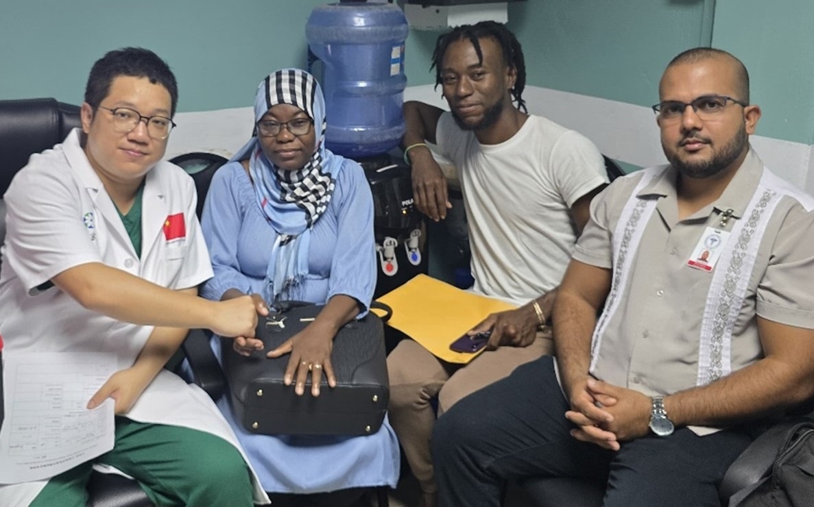 第20期中國(guó)援圭亞那醫(yī)療隊(duì)成員與患者及其家屬合影。第20期中國(guó)援圭亞那醫(yī)療隊(duì)供圖