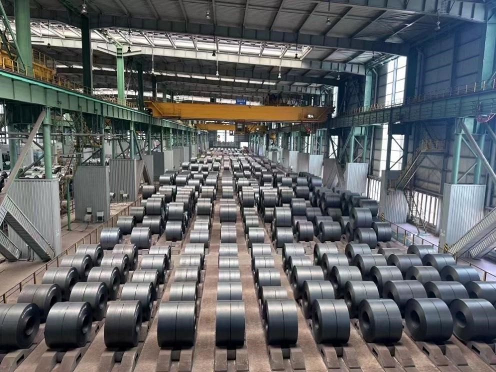 某鋼鐵工廠的自動(dòng)生產(chǎn)線。人民網(wǎng)記者 王紹紹攝