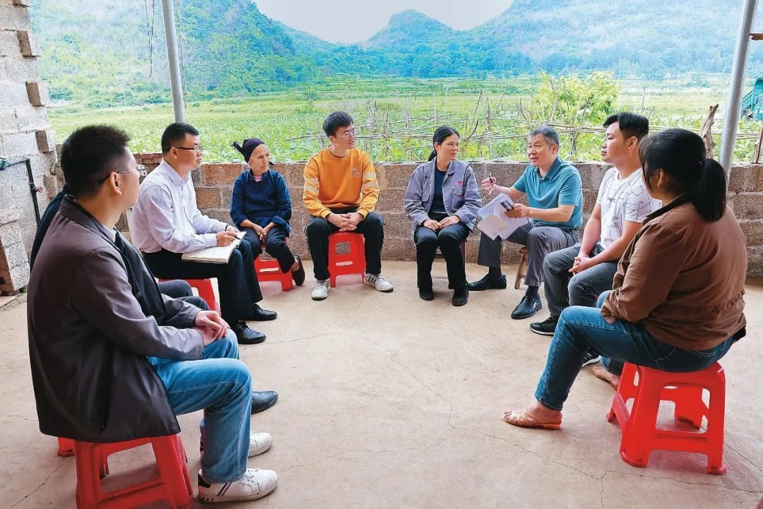 △法學(xué)會法律咨詢專家等入戶走訪、調(diào)解糾紛。