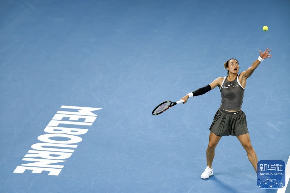 ↑鄭欽文在比賽中發(fā)球。新華社記者 馬平 攝