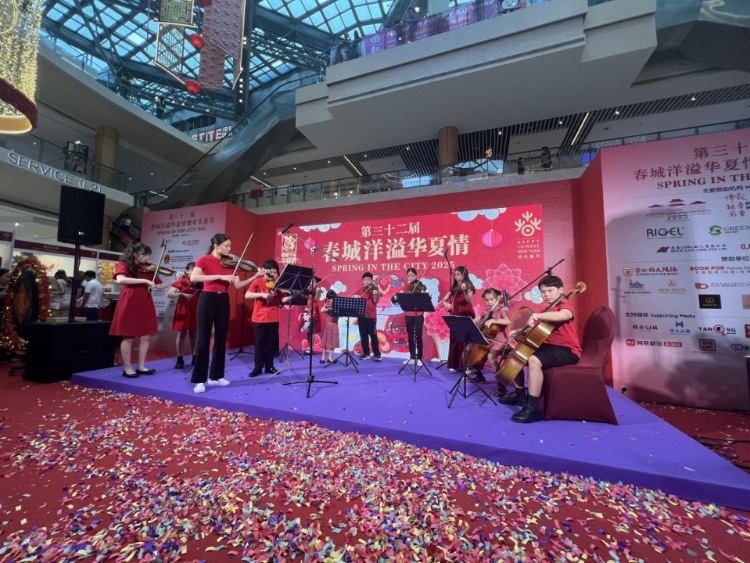 來自中國和新加坡的藝術(shù)團(tuán)體聯(lián)袂表演了歌舞、器樂、武術(shù)、雜技等多種形式的文藝節(jié)目?；顒?dòng)主辦方供圖