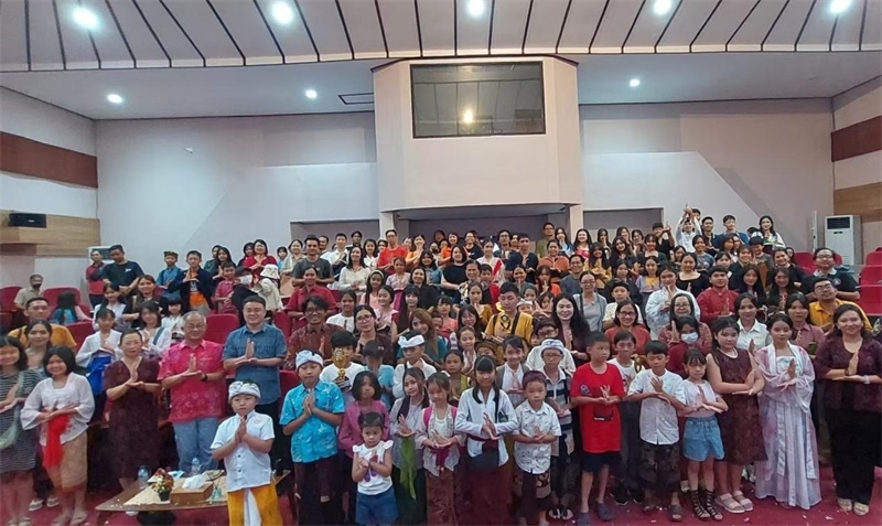 出席活動(dòng)的師生與嘉賓合影。巴陵康孔子學(xué)院供圖