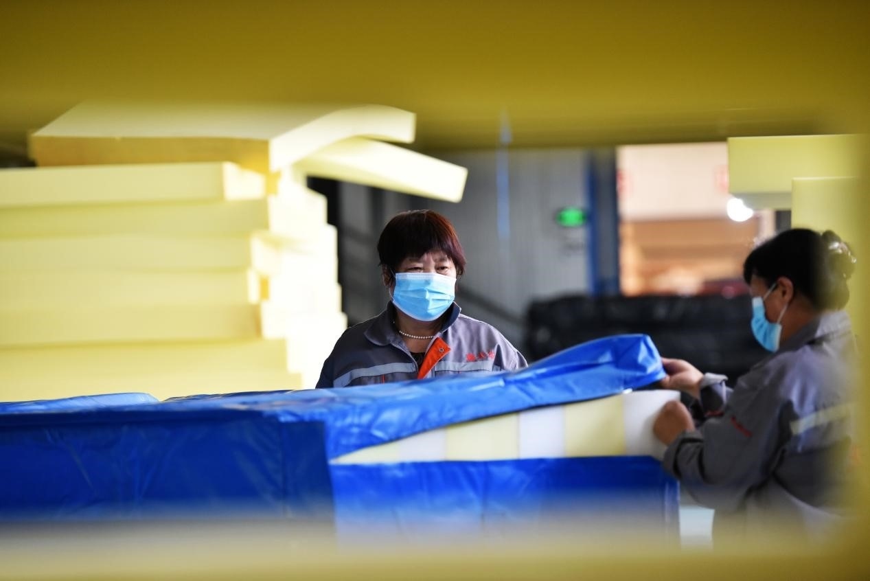 定州市某公司生產(chǎn)的短道速滑防護(hù)墊、速度滑冰防護(hù)墊、雪上防護(hù)墊等產(chǎn)品。白永民攝