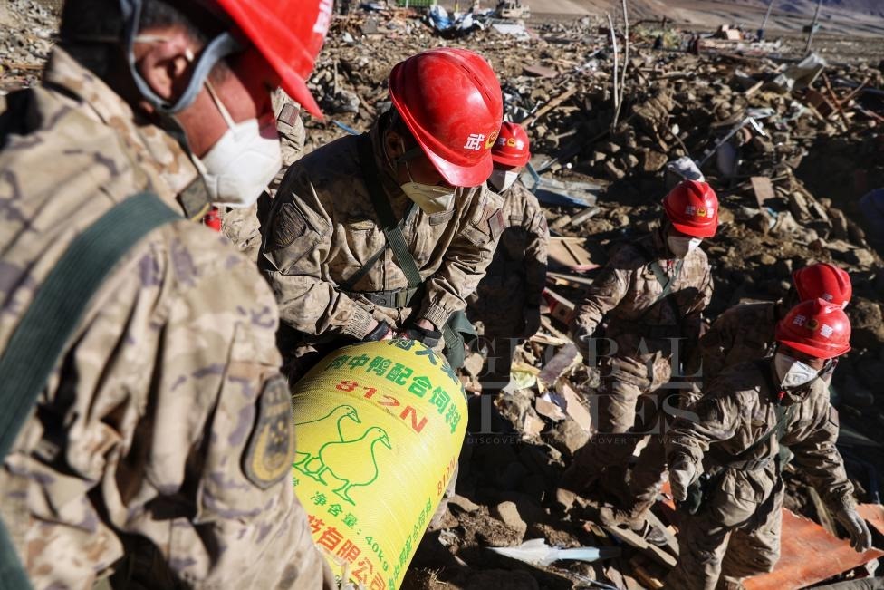 1月10日，定日縣長所鄉(xiāng)古榮村，武警官兵幫助受災(zāi)群眾整理廢墟，搶救被掩埋的物資。環(huán)球時報(bào)記者崔萌攝