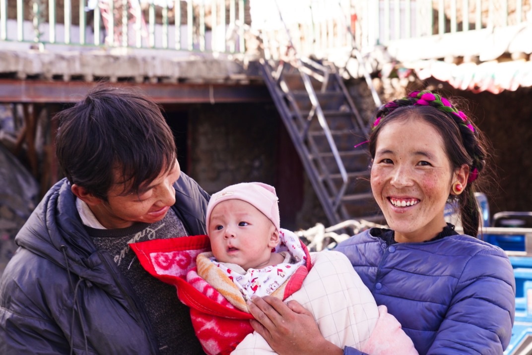 1月11日，在西藏日喀則市人民醫(yī)院，受災(zāi)群眾抱著自己在地震中受傷的孩子康復(fù)出院。人民日報(bào)記者徐馭堯攝