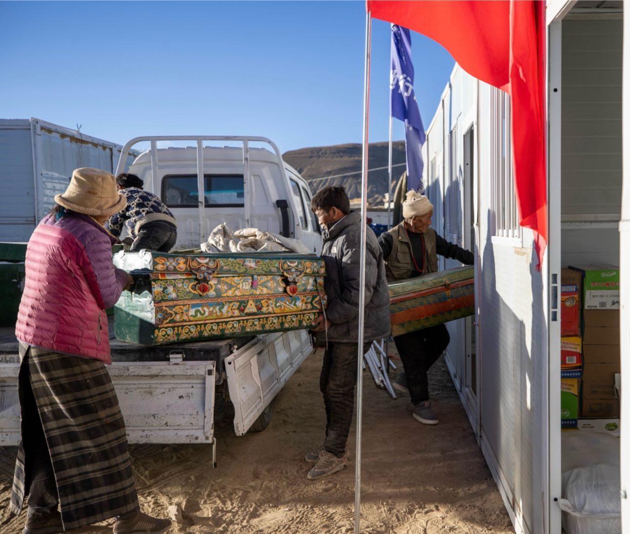 1月11日，西藏定日縣曲洛鄉(xiāng)措昂村，首批入住活動板房的村民正在搬運(yùn)物品，為入住做準(zhǔn)備。人民日報(bào)記者張武軍攝