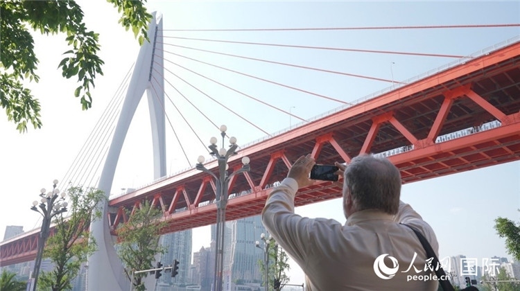 軻寶華“打卡”重慶東水門(mén)長(zhǎng)江大橋。人民網(wǎng)記者 蘇纓翔攝