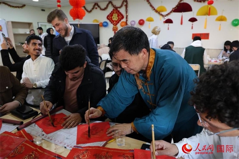 寫福字。人民網(wǎng)伊納斯·易卜拉欣攝