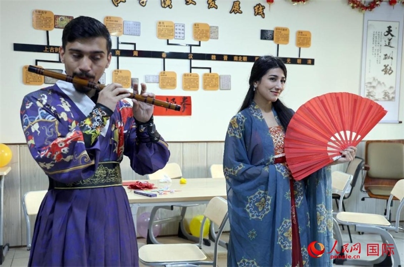 薩拉赫丁大學(xué)中文系學(xué)生們展示才藝。人民網(wǎng)伊納斯·易卜拉欣攝