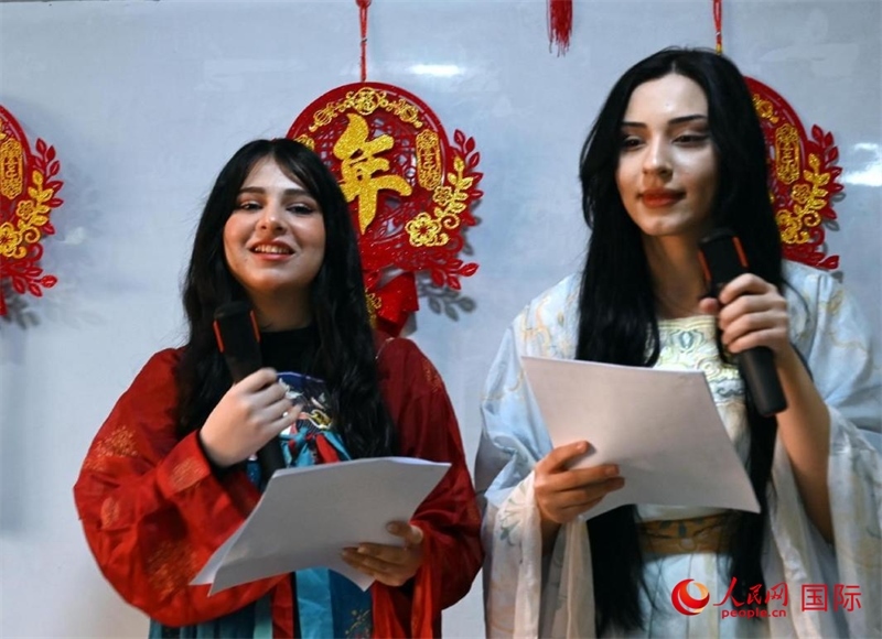 活動由中文系學(xué)生主持。人民網(wǎng)伊納斯·易卜拉欣攝