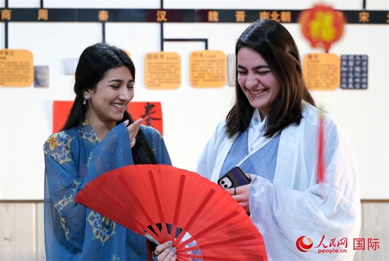 兩名參加活動的學(xué)生。人民網(wǎng)伊納斯·易卜拉欣攝