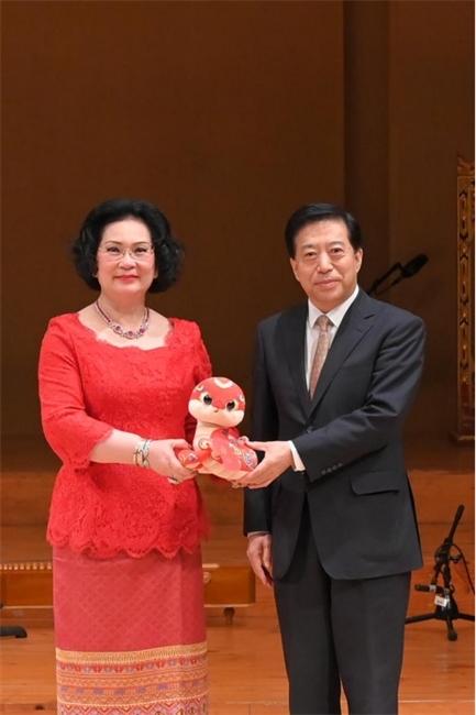 中國(guó)駐泰國(guó)大使韓志強(qiáng)與國(guó)際奧委會(huì)委員、泰國(guó)愛(ài)樂(lè)樂(lè)團(tuán)董事會(huì)主席坤仁帕塔瑪共同出席音樂(lè)會(huì)。主辦方供圖