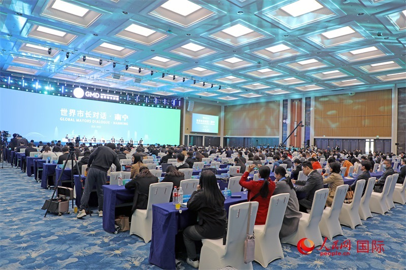 這是1月16日在南寧國際會展中心拍攝的“世界市長對話·南寧”活動現(xiàn)場。人民網(wǎng)記者 趙益普攝