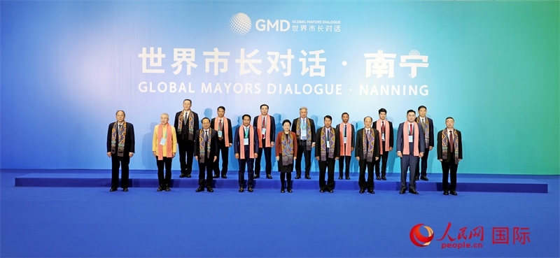 在南寧國際會展中心金桂花廳外，參加活動的中國和東盟國家市長合影留念。人民網(wǎng)記者 趙益普攝