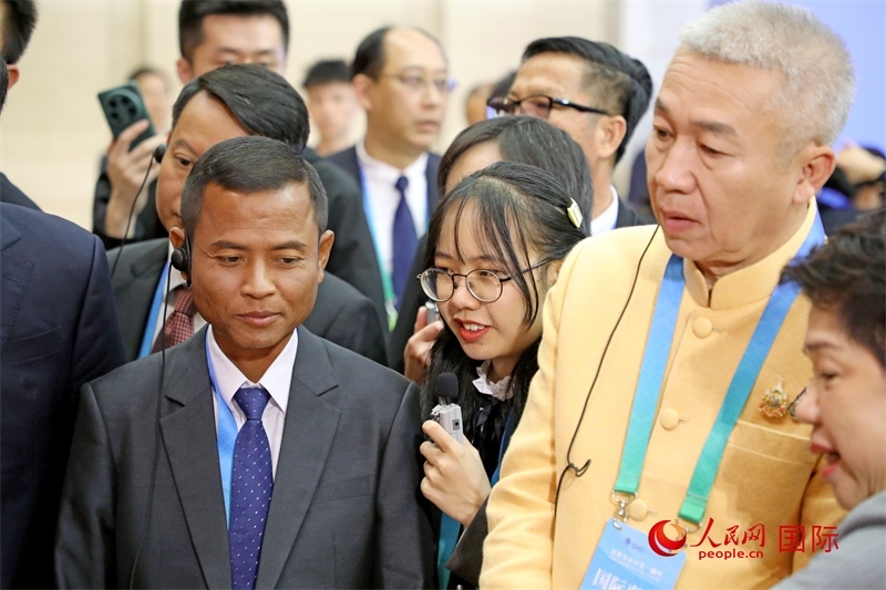 東盟國家市長在觀看、體驗?zāi)蠈幏沁z展示。人民網(wǎng)記者 趙益普攝