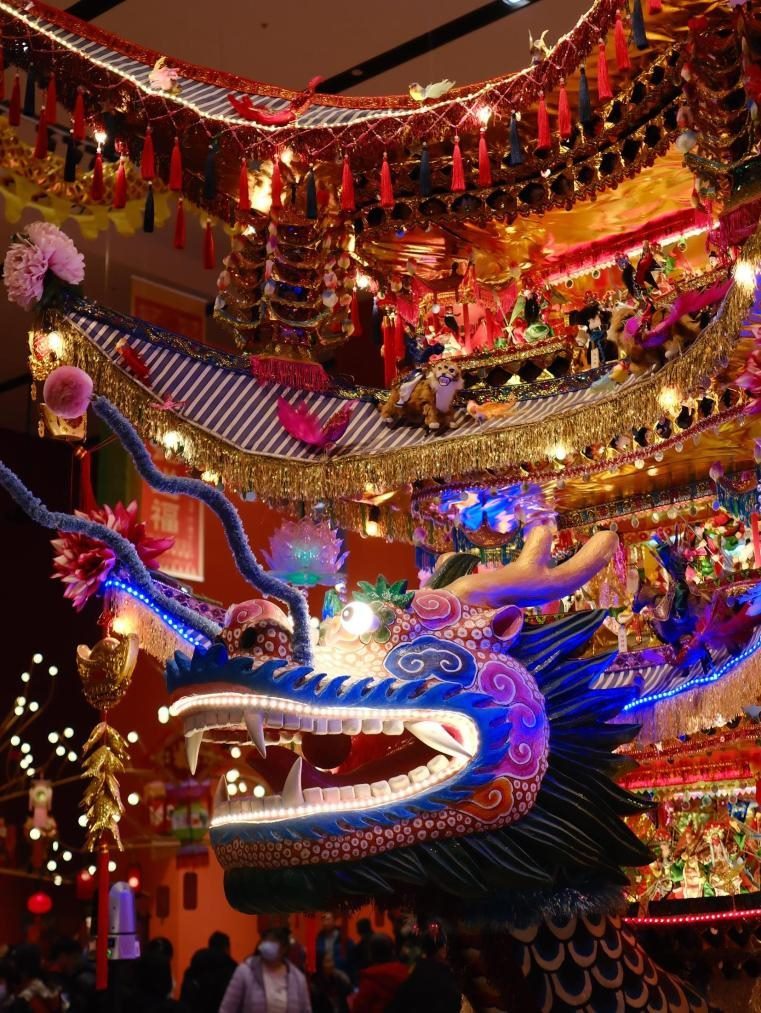 圖為“過(guò)年——春節(jié)主題展”中展出的浙江樂(lè)清首飾龍燈彩。