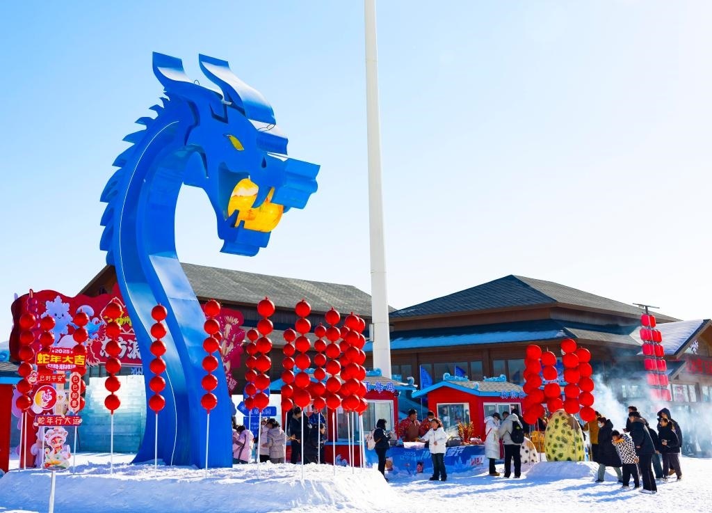2025年1月，游客在遼寧錦州東方華地城海洋冰雪王國內(nèi)游覽。新華社發(fā)