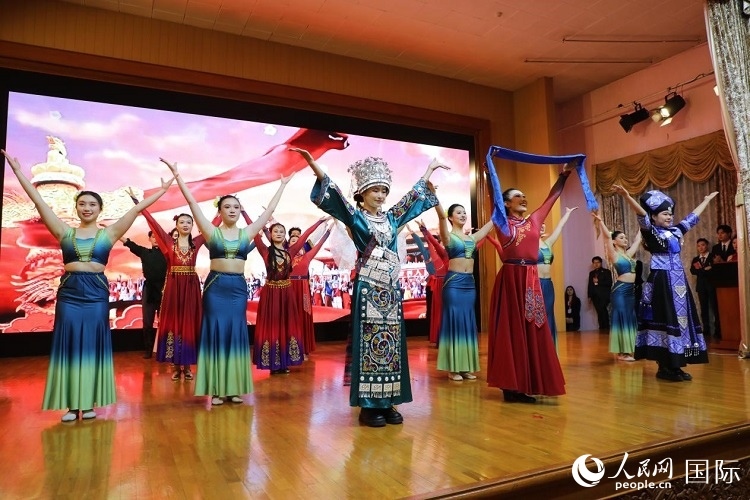 留俄學生進行民族舞表演。人民網(wǎng)記者 隋鑫攝