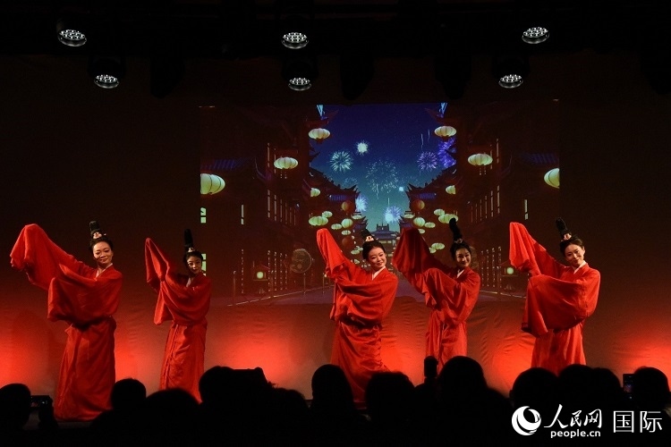 舞蹈《金蛇狂舞》。人民網(wǎng)記者 殷淼攝