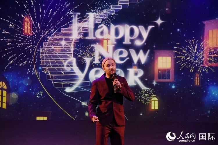 瑞典籍歌手天木演唱歌曲《Happy New Year》。人民網(wǎng)記者 殷淼攝
