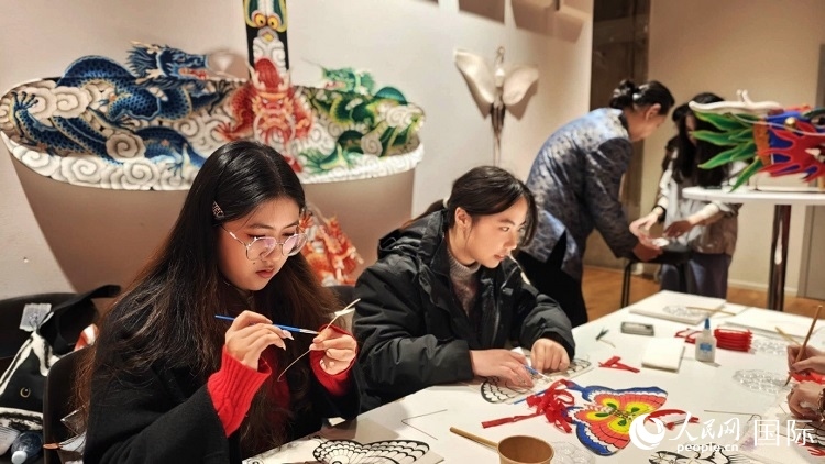體驗(yàn)非遺文化“制作小風(fēng)箏”。人民網(wǎng)記者 殷淼攝