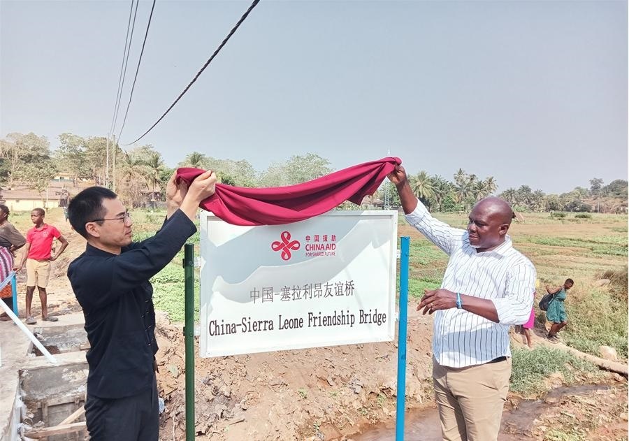 中國(guó)駐塞拉利昂大使王擎（左）和博城市市長(zhǎng)穆薩（右）為中國(guó)—塞拉利昂友誼橋揭牌。中國(guó)援塞農(nóng)業(yè)專(zhuān)家組供圖