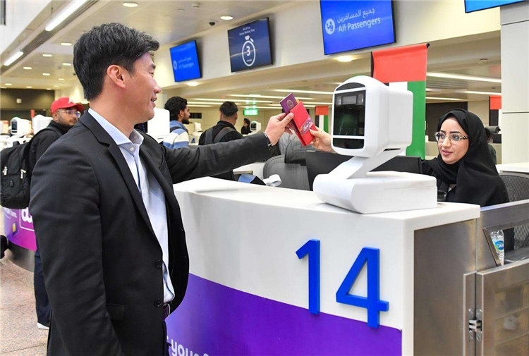 1月22日，迪拜免稅店聯(lián)合迪拜移民局向入境中國(guó)旅客贈(zèng)送新年賀禮。迪拜移民局供圖