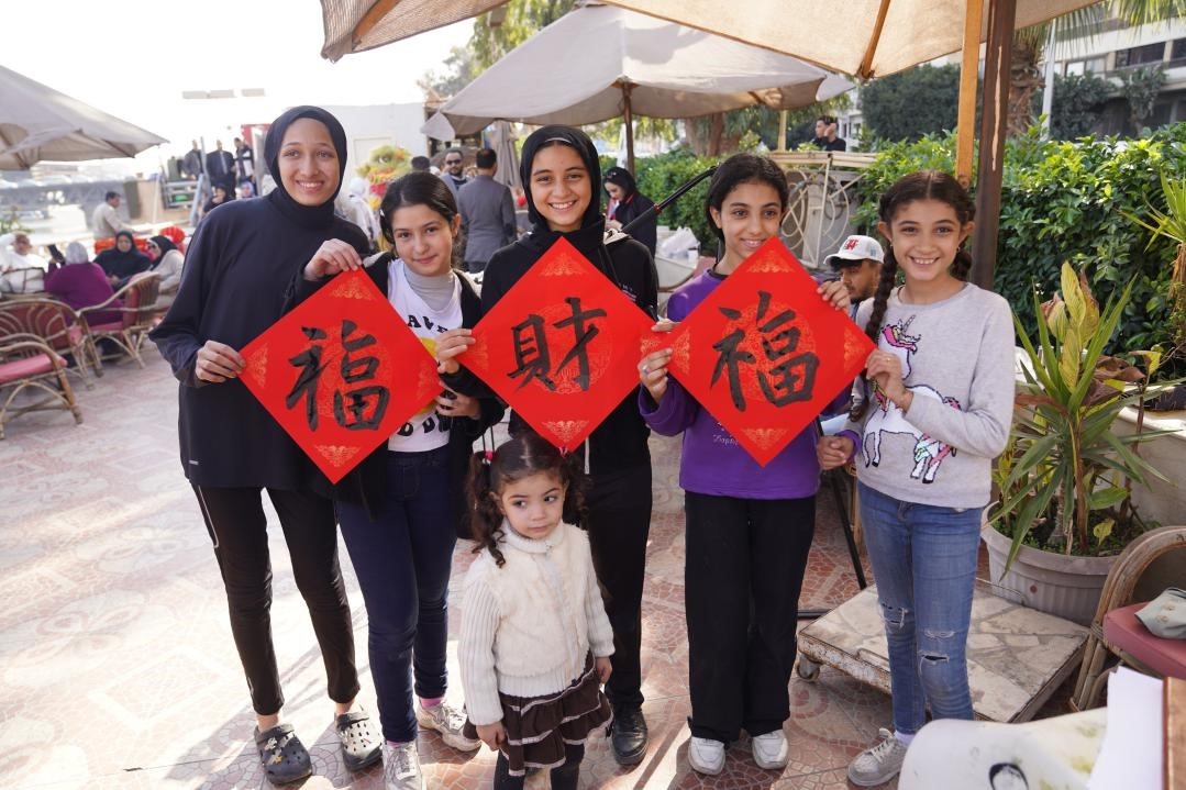 埃及民眾參與中國(guó)文化體驗(yàn)活動(dòng)。開(kāi)羅中國(guó)文化中心供圖