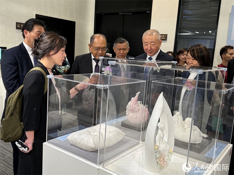 嘉賓在參觀展覽。 人民網(wǎng)記者 章念生攝