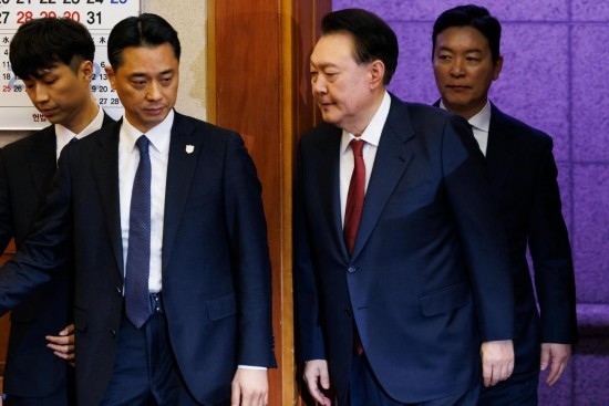  1月23日，尹錫悅（右二）在韓國首爾憲法法院出席總統(tǒng)彈劾案庭審。新華社發(fā)（Pool圖片，曹城凖攝）