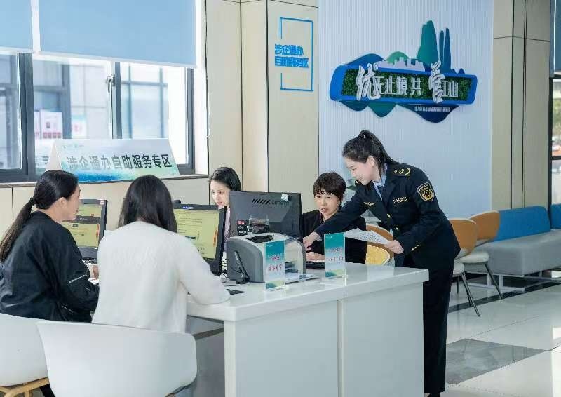 工作人員指導(dǎo)企業(yè)一次性完成信息填報。圖片來源：浙江衢州市市場監(jiān)督管理局