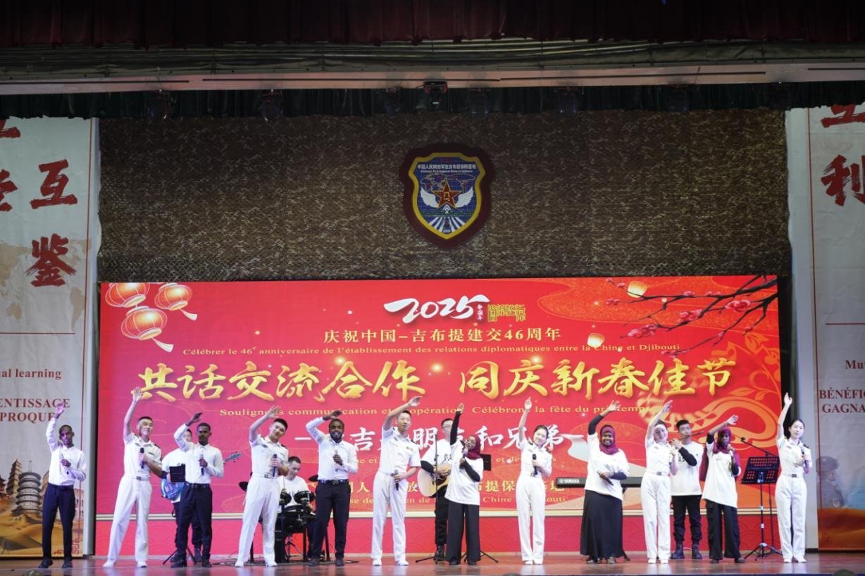 中吉兩國嘉賓合唱《友誼地久天長》。主辦方供圖